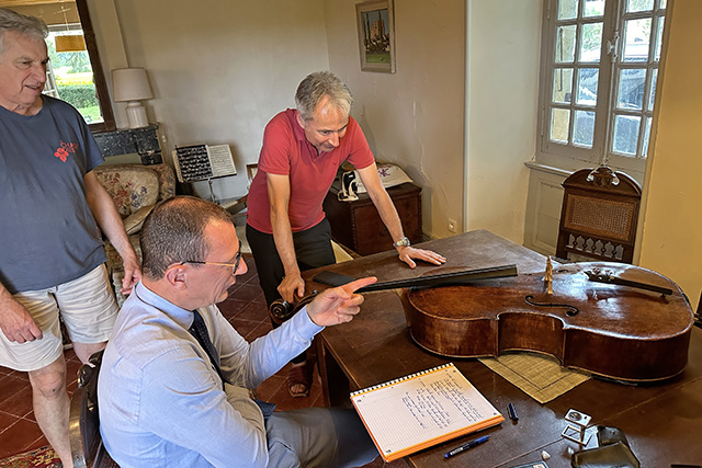 Analyzing Jonas' cello.