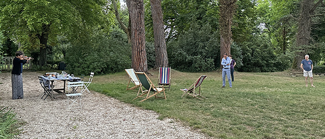 The whole quartet listens to the sound of Jana's instrument.
