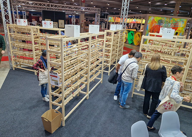Wide choice of bridges for luthiers