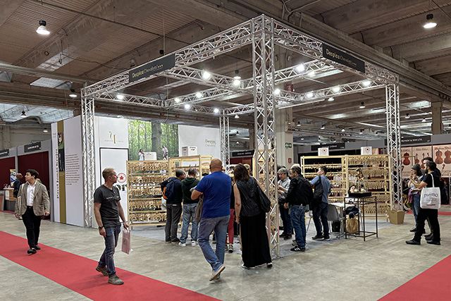 Stand Despiau Chevalets à Mondomusica