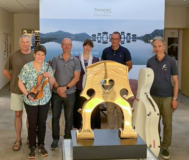 avec le chevalet de bronze