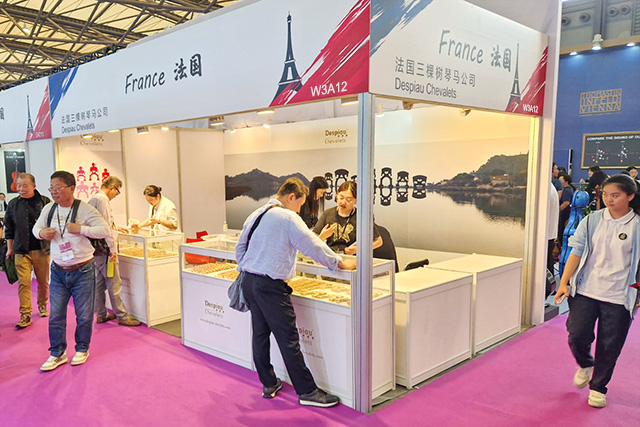 Despiau Chevalets stand